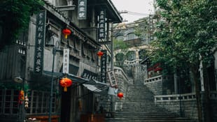 A Look Into China's 2022 Economic Crisis 🇨🇳 cover