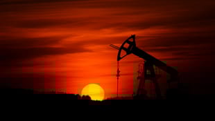 🛢️🔥 Oil & Gas: Near-Term Volatility vs Long-Term Trends cover