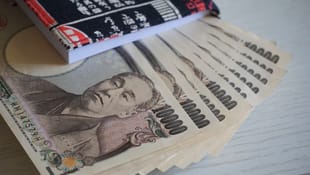 Japanese Yen at its Weakest in Over 20 Years cover